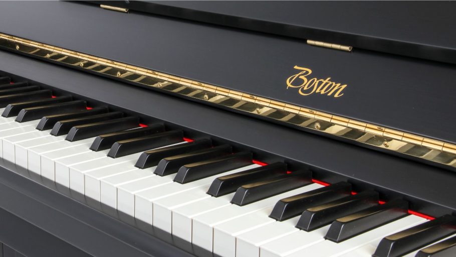 Boston_UP_118S_PE_ES_ebony_satin_new_fallboard__fma_scale Piano Boston ©SDP